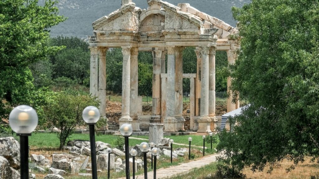 How North Macedonia Snapchat bloggers can collaborate with Greece advertisers in 2025