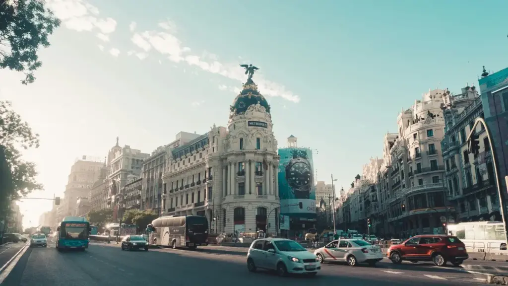 Практичен водич за креатори од Северна Македонија: како да ги пронајдете и ангажирате Оман брендови на Takatak, да креирате јасни product-benefit пораки и да склопите профитабилни колаборации.