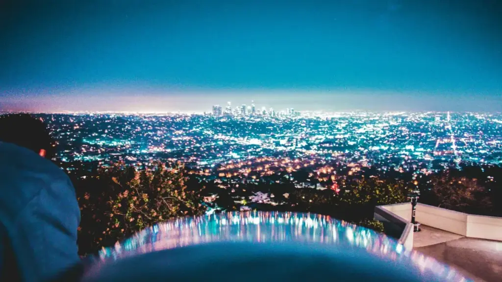 Практичен водич за крејтори од Северна Македонија — како да добиете долгите YouTube рецензии од брендови во ОАЕ, со тактика, примери и проверени портали.